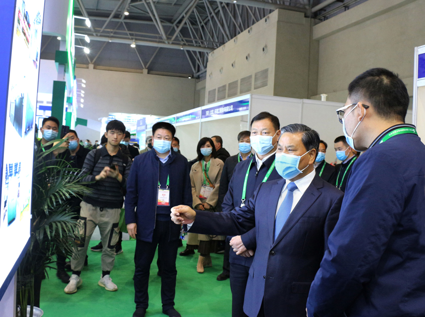 武国定副省长调研第十八届农交会金冠环保新能源农村人居环境展区