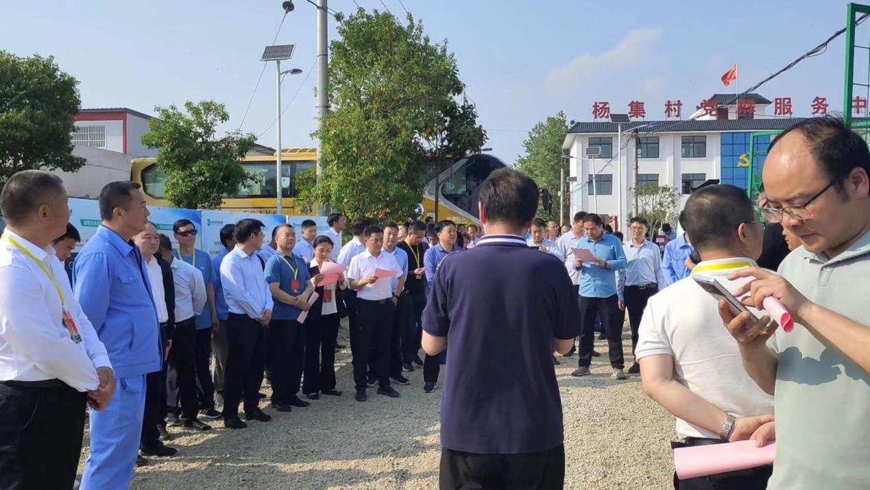 河南省环境厅管理培训班观摩团对灌涨镇杨集村 一体化终端项目观摩调研